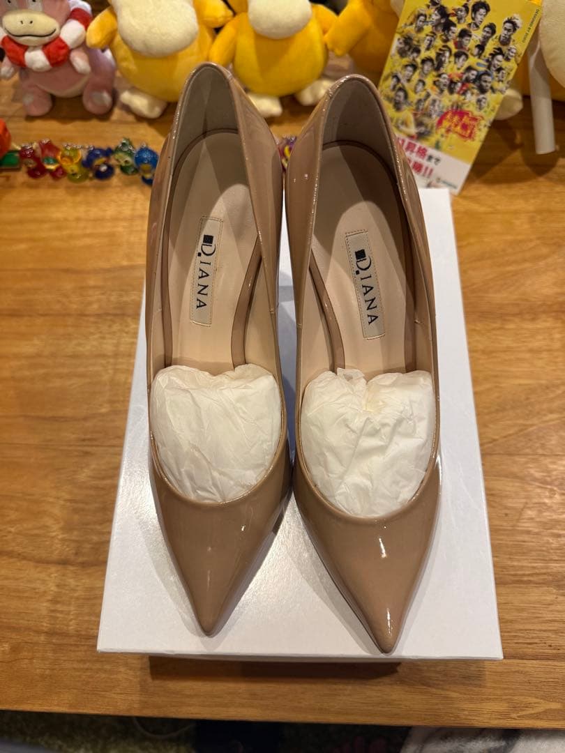 DIANA ベージュ ポインテッドトゥ ハイヒール 美品】 DIANA ベージュ エナメル ポインテッドトゥ ハイヒール 24cm