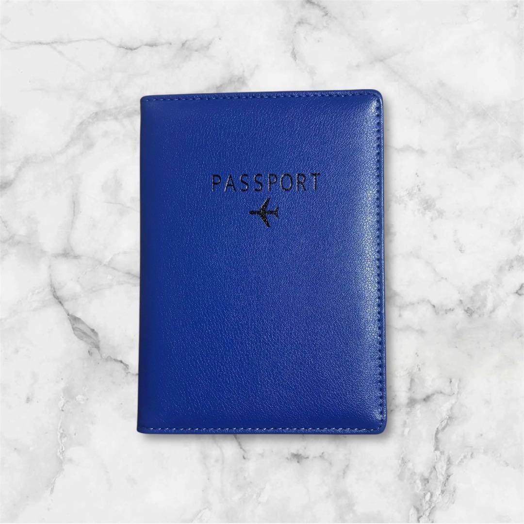 青のパスポートケース - メルカリ