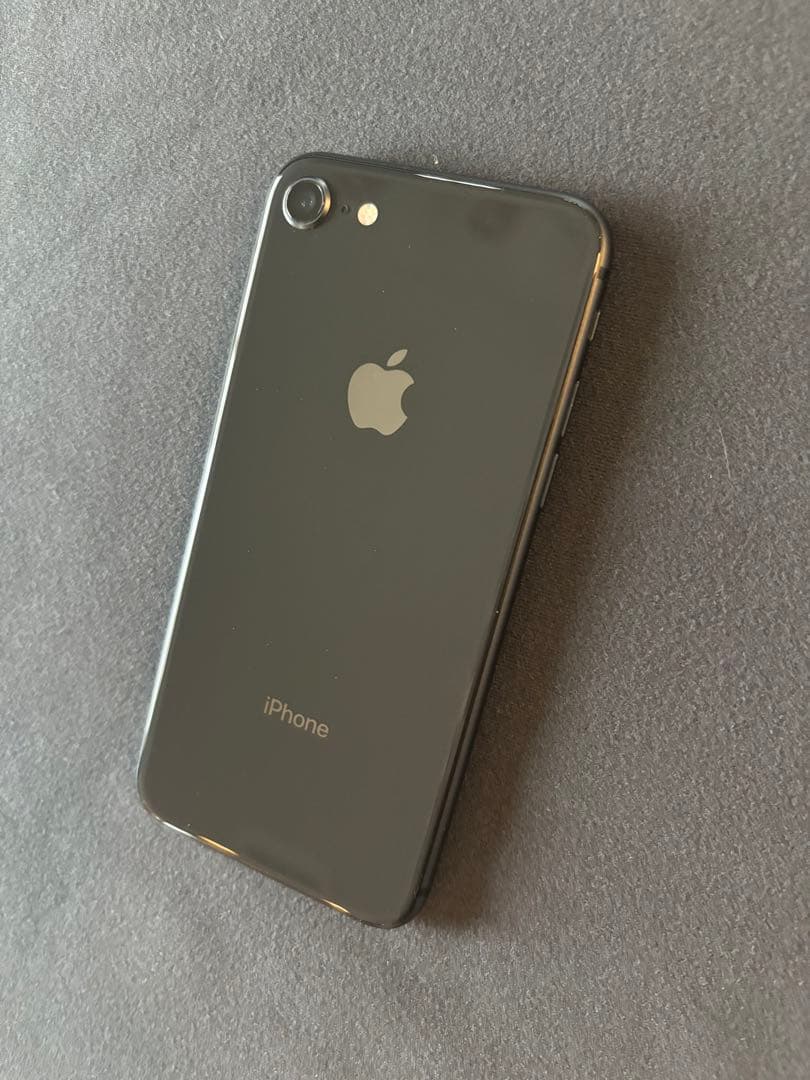 iPhone8 SIMロックなし★使用期間短め！極美品　　送料込み　本日限定価格