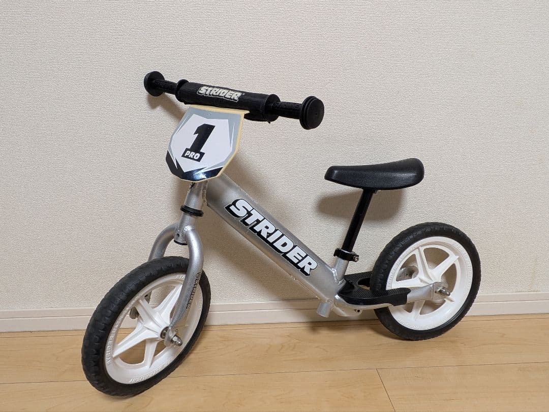 ストライダープロ　12インチ　シルバー Amazon.co.jp: ストライダー プロ (STRIDER Pro) 12インチ 車体