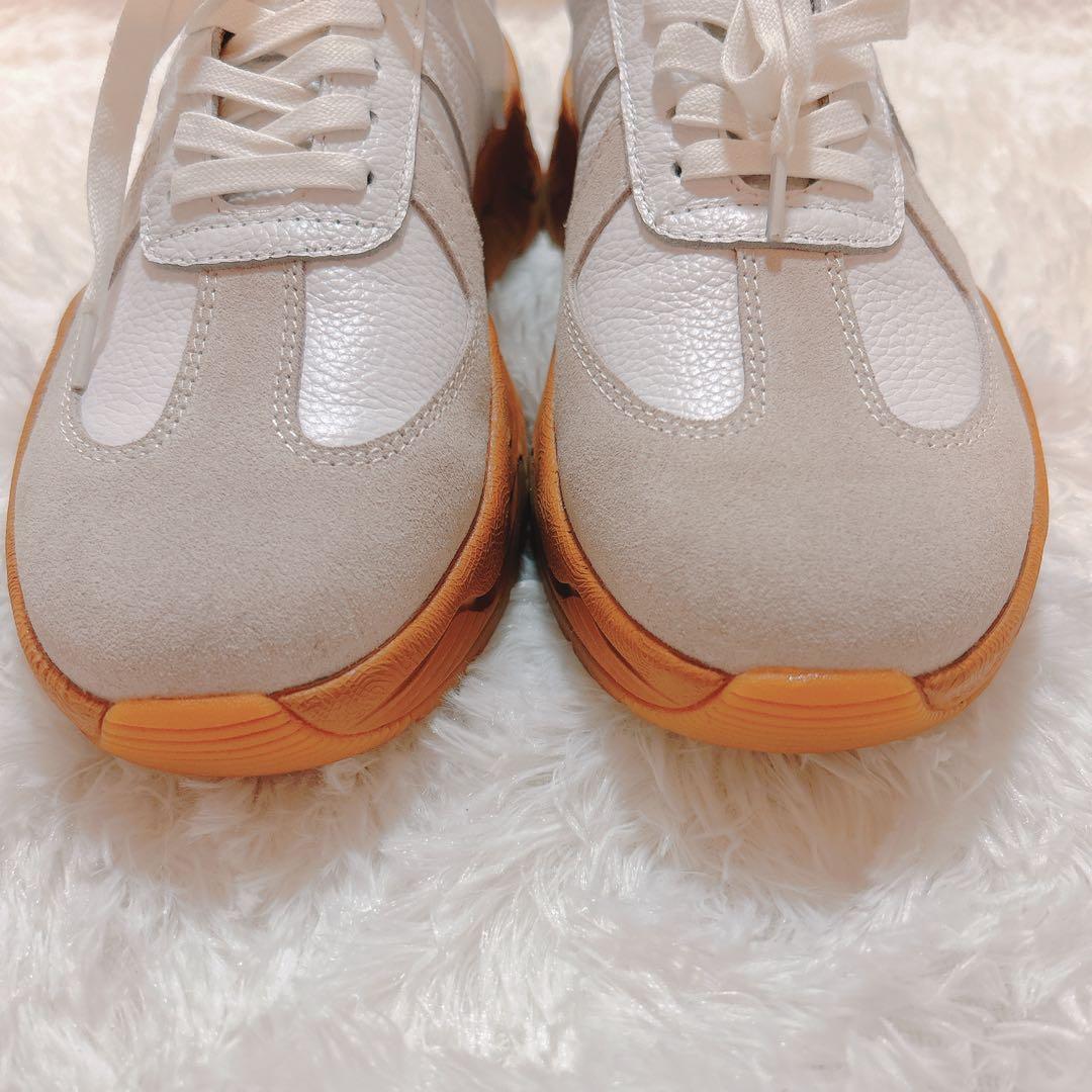 tomo&co ビブラムソール ホワイト スニーカー25㎝ - メルカリ