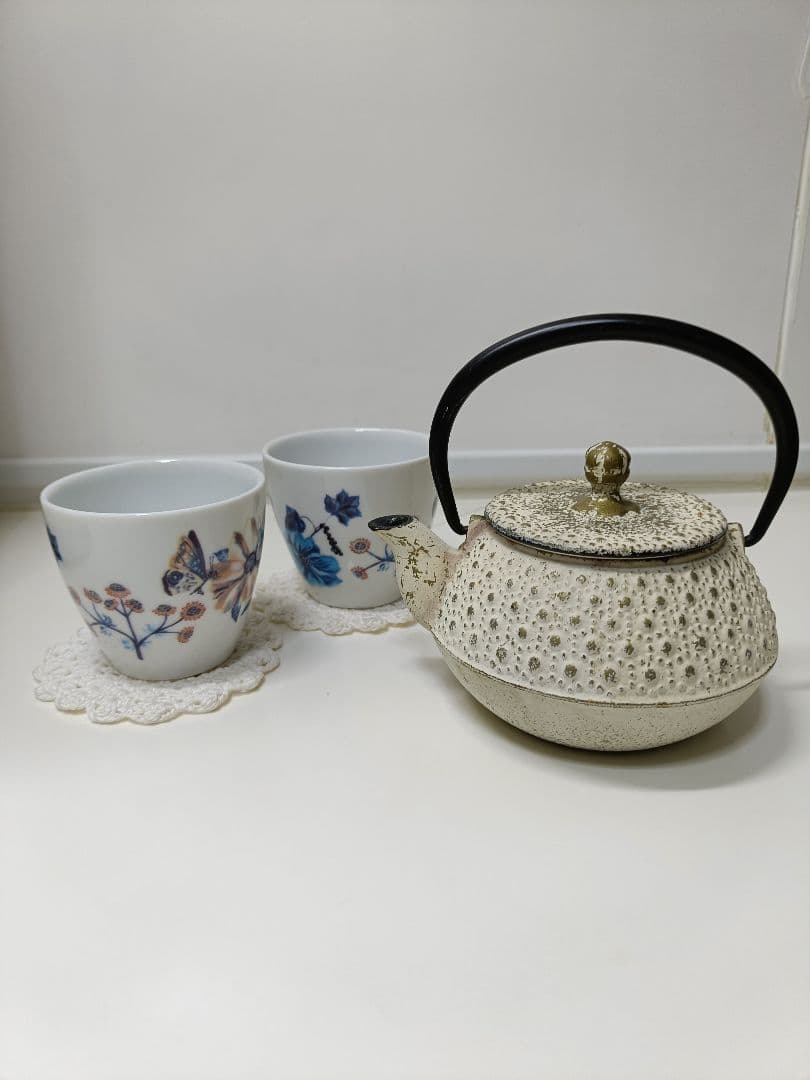 白い鋳鉄製急須と花柄カップセット - メルカリ