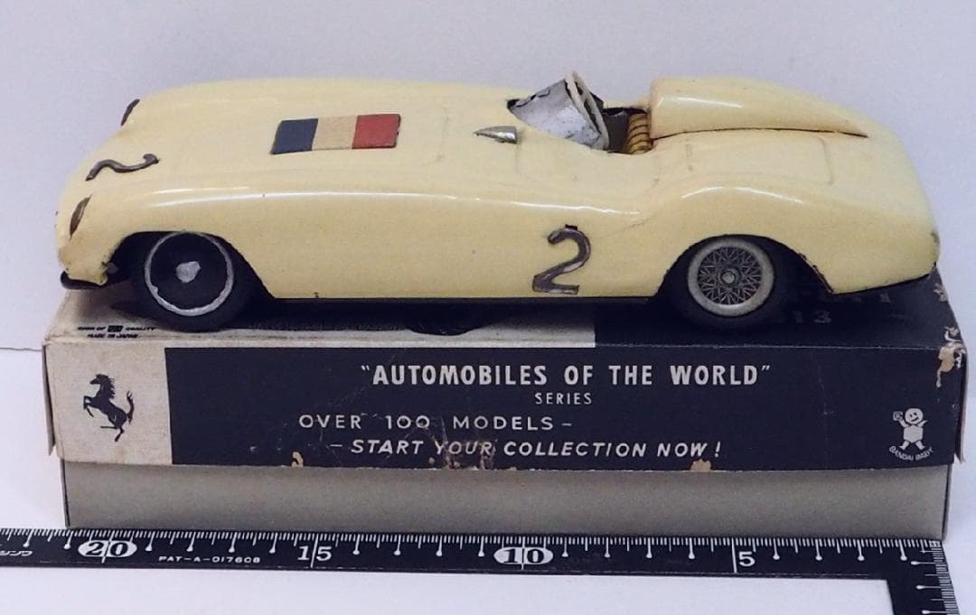 萬代屋【 フェラーリ813 白(窓改造)】ブリキtin toy car箱はコピー