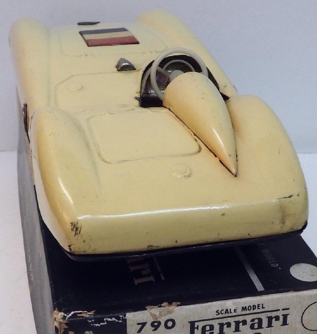 萬代屋【 フェラーリ813 白(窓改造)】ブリキtin toy car箱はコピー