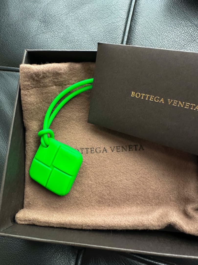 BOTTEGA VENETA イントレチャートラバーシリコンAirTag ケース - メルカリ