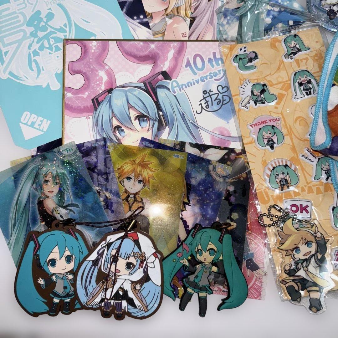 初音ミク等シールポーチハンカチフィギュアラバーキーホルダー色紙缶バッジカード