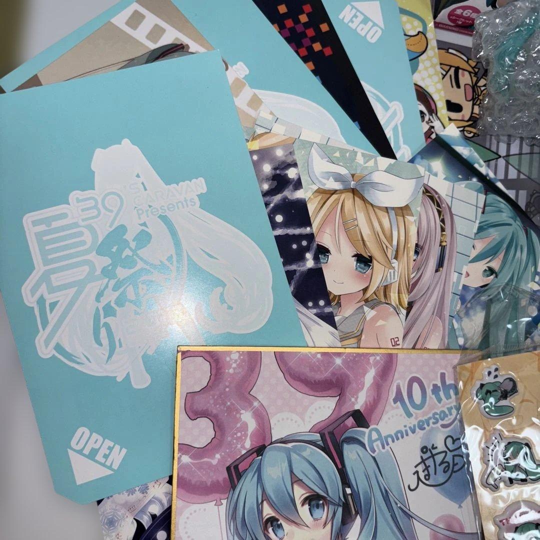 初音ミク等シールポーチハンカチフィギュアラバーキーホルダー色紙缶バッジカード