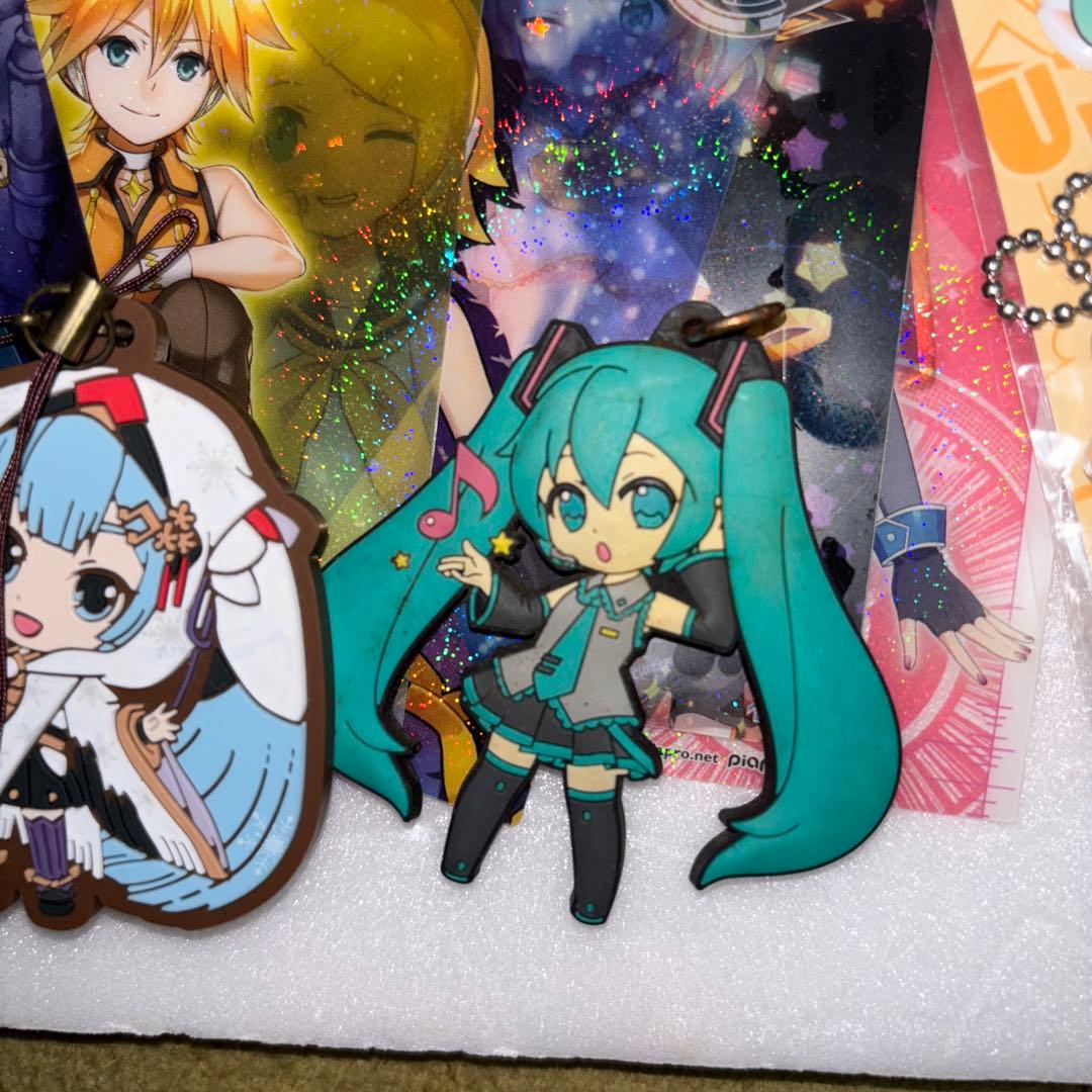 初音ミク等シールポーチハンカチフィギュアラバーキーホルダー色紙缶バッジカード