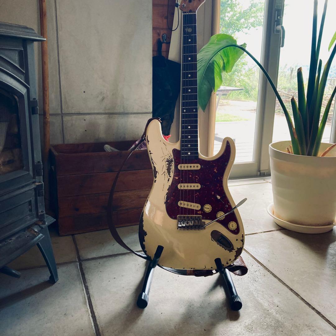 ストラトキャスター レリック加工 squier by fender - メルカリ