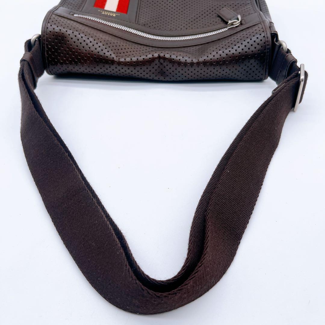 美品✨【バリー】メッセンジャーバッグ ショルダーバッグ パンチング