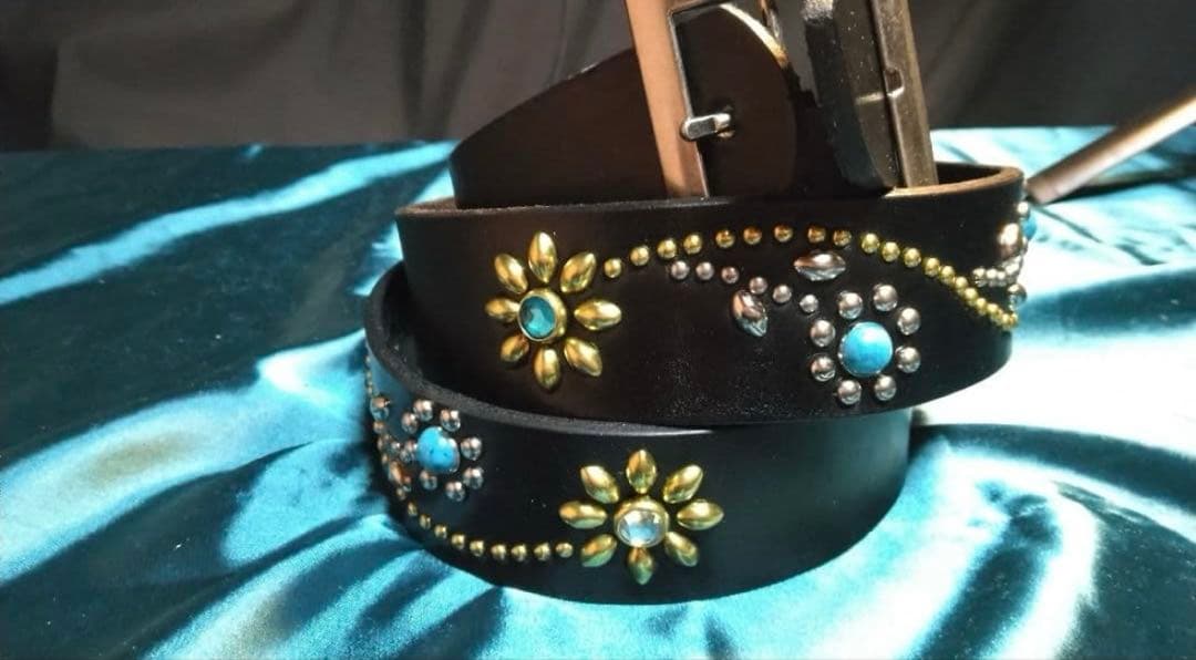 栃木レザーツタ&フラワースタッズベルト　ブラック　ニッケル&ブラス herianess_tk151