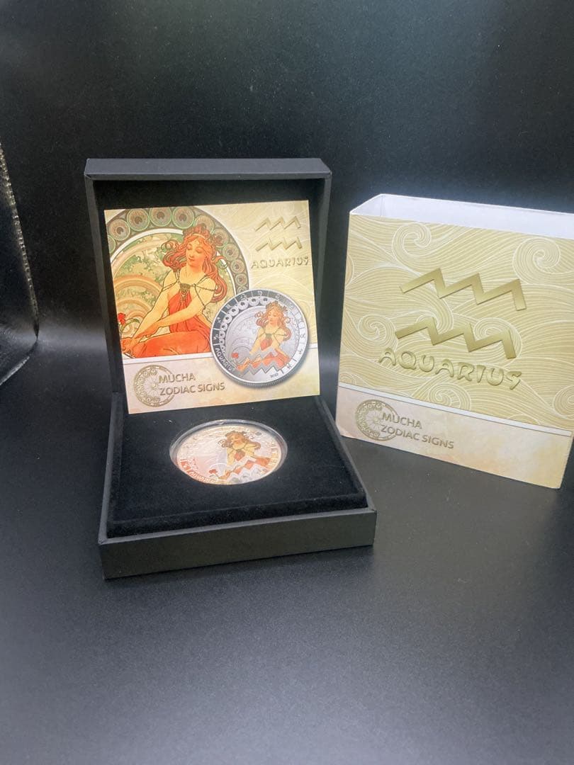 ミュシャ × 黄道十二宮 ― 水瓶座、Aquarius　銀メッキ付き白銅貨 ミュシャ × 黄道十二宮 ― 水瓶座、Aquarius 銀メッキ付き白銅貨