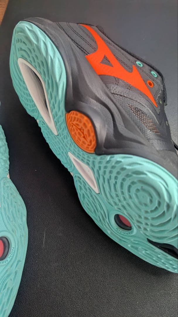 Mizuno Wave Momentum バレーボールシューズ　24.5cm