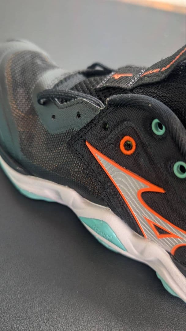 Mizuno Wave Momentum バレーボールシューズ　24.5cm