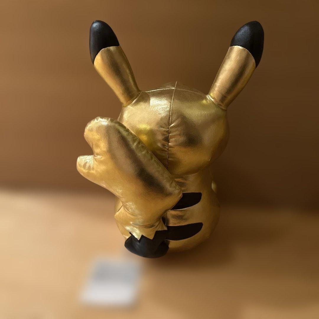 「シュウ ウエムラ × ピカチュウ」コラボぬいぐるみ（未使用・タグ付き）