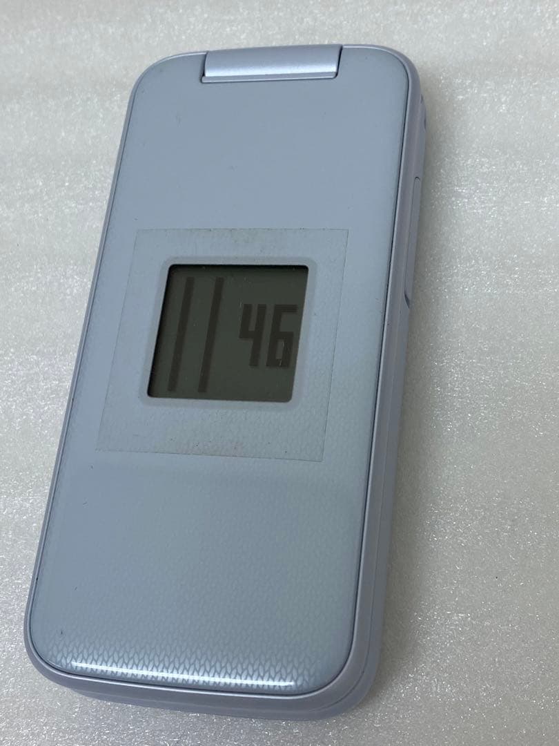 3-768 docomoらくらくホンF-01Mホワイト4Gガラケー卓上充電器付き