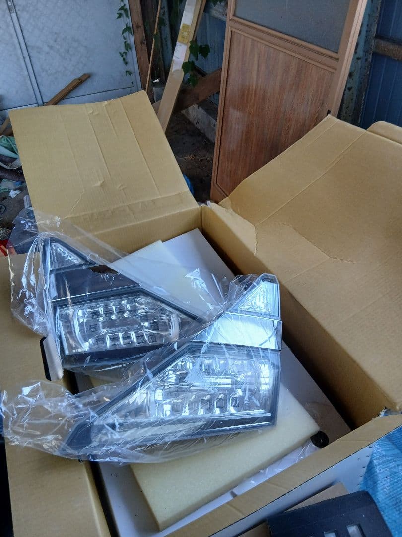 VELLFIRE 20前期　純正テール　4灯仕様　最低価格 Amazon.co.jp: 20系 ヴェルファイア 純正LEDテール ブレーキ 4灯化