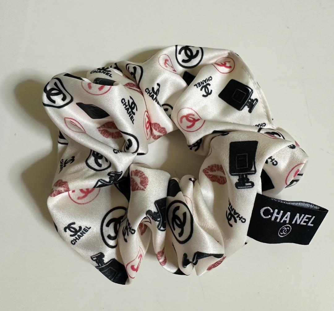 ノベルティ CHANEL ロゴ入り 白シュシュ ヘアアクセサリー - メルカリ