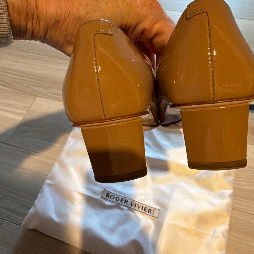 Roger Vivier ベージュ パンプス 35.5 - メルカリ