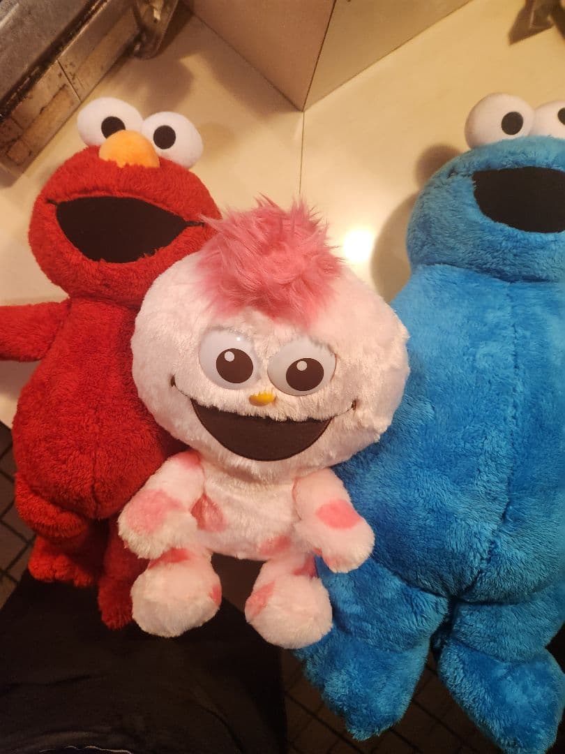 ユニバーサル・スタジオ・ジャパンのエルモクッキーモンスターモッピー缶バッチ三つ付 クッキーモンスター💙🍪 モッピー💖 2025.10.22 1枚目のモッピーが