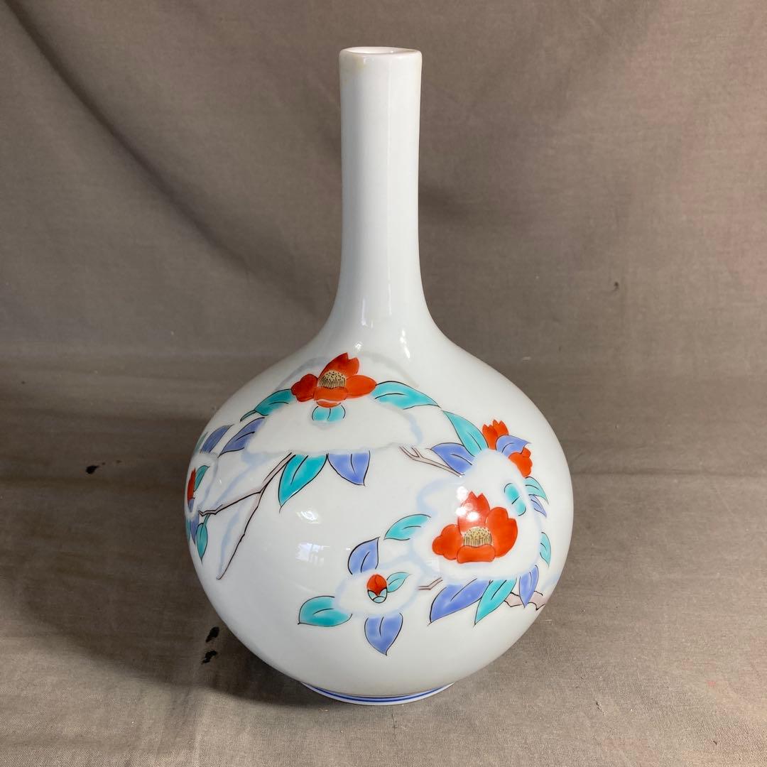 【舘林貞夫】赤絵の伝統　日本の名窯　有田古琳庵窯　舘林貞夫作　錦雪椿絵　花瓶 舘林貞夫】赤絵の伝統 日本の名窯 有田古琳庵窯 舘林貞夫作 錦雪椿絵