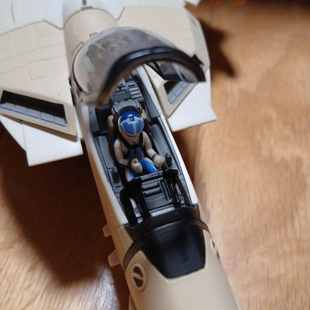 戦闘機型フィギュア ベージュと青の配色マクロスバルキリー