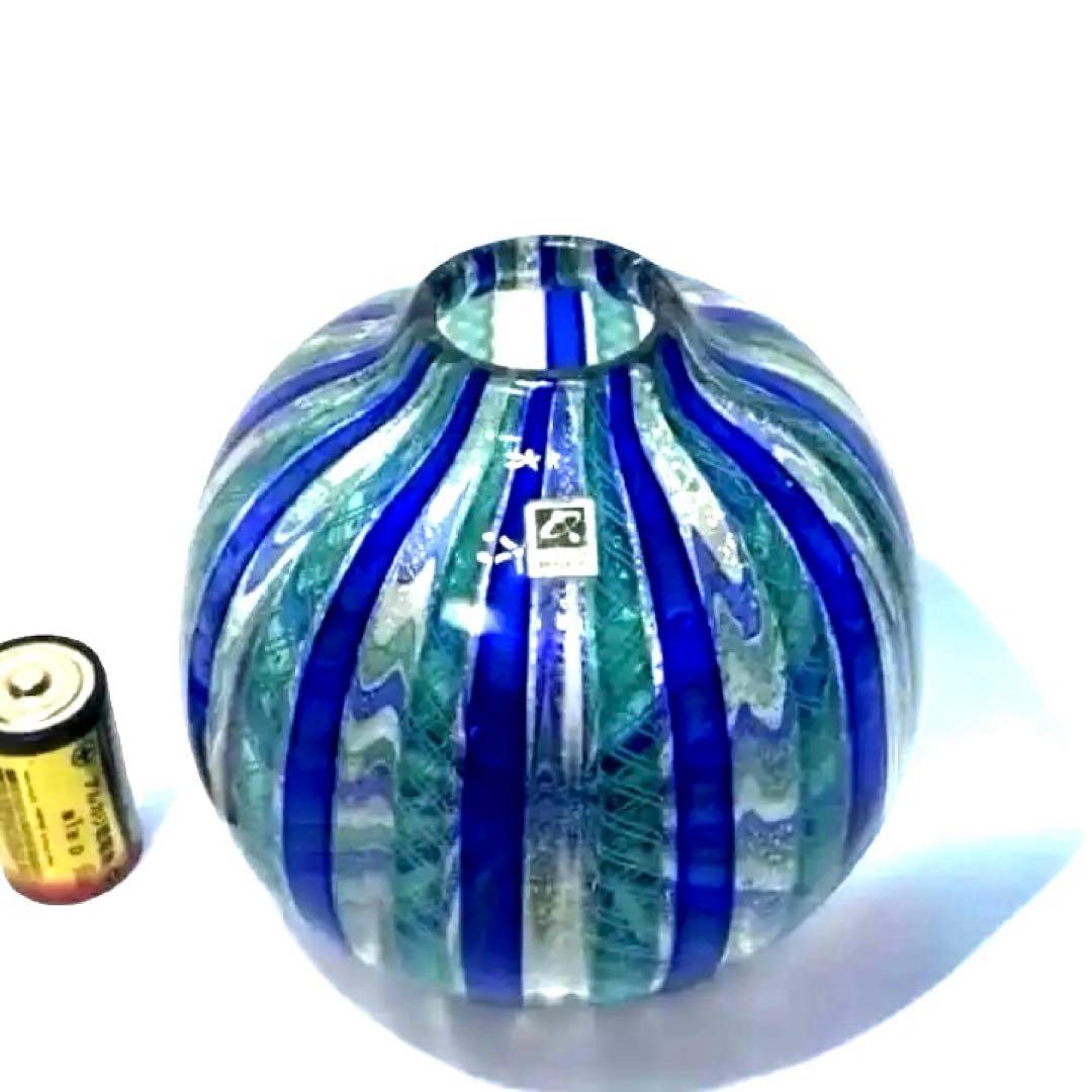 月夜野工房のストライプ柄のガラス花瓶。青と緑の縞模様が特徴的な