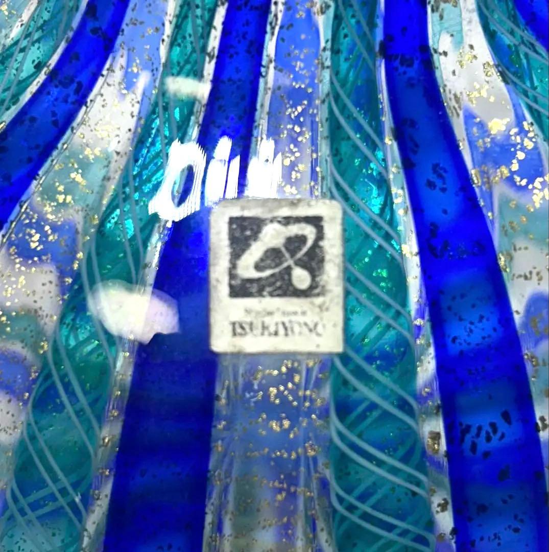 月夜野工房のストライプ柄のガラス花瓶。青と緑の縞模様が特徴的な