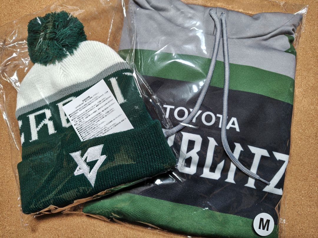 トヨタヴェルブリッツ ラグビー【限定パーカー（Mサイズ）＆ニット帽