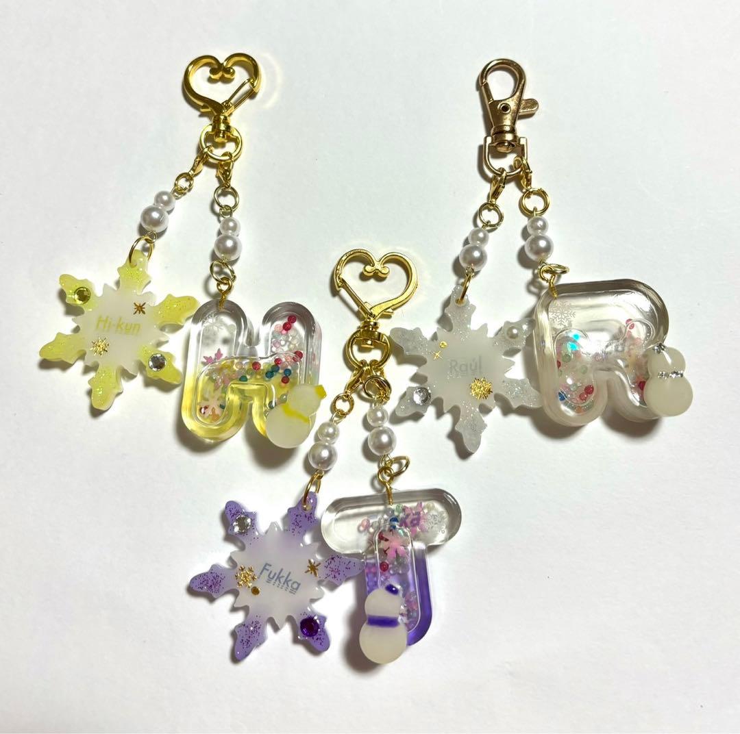 SnowMan レジンキーホルダー アルファベット 雪の結晶 ハンドメイド