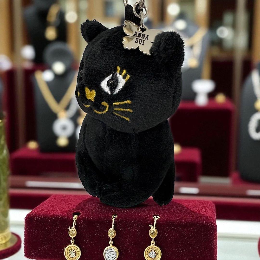 ま*ん様 ANNA SUI 猫型チャーム ブランドロゴ蝶のモチーフ付き - メルカリ