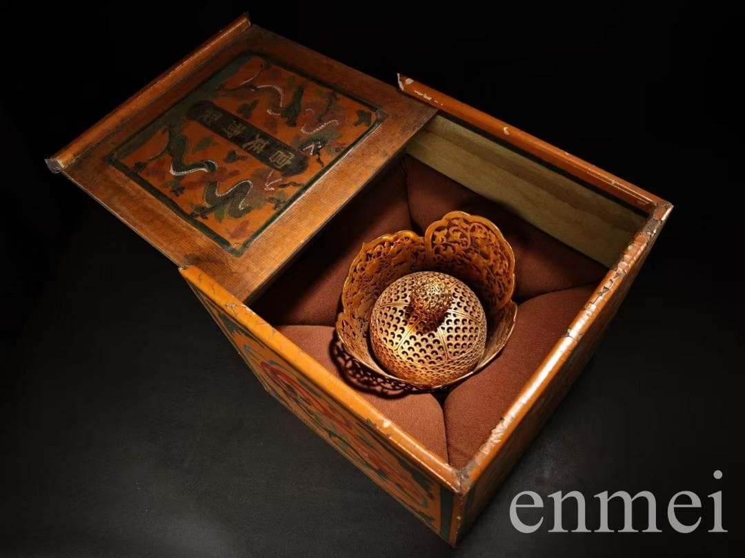 中国古美術· 旧蔵収純銅胎鎏金龍官帽・龍髪冠・聚財置物・高浮彫り