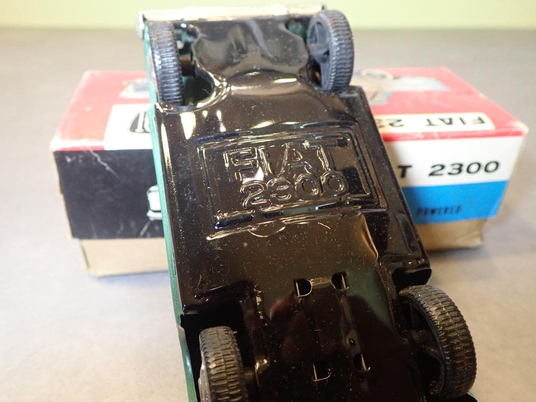 FIAT 2300 フリクションカー グリーン ビンテージブリキカー全長18㎝