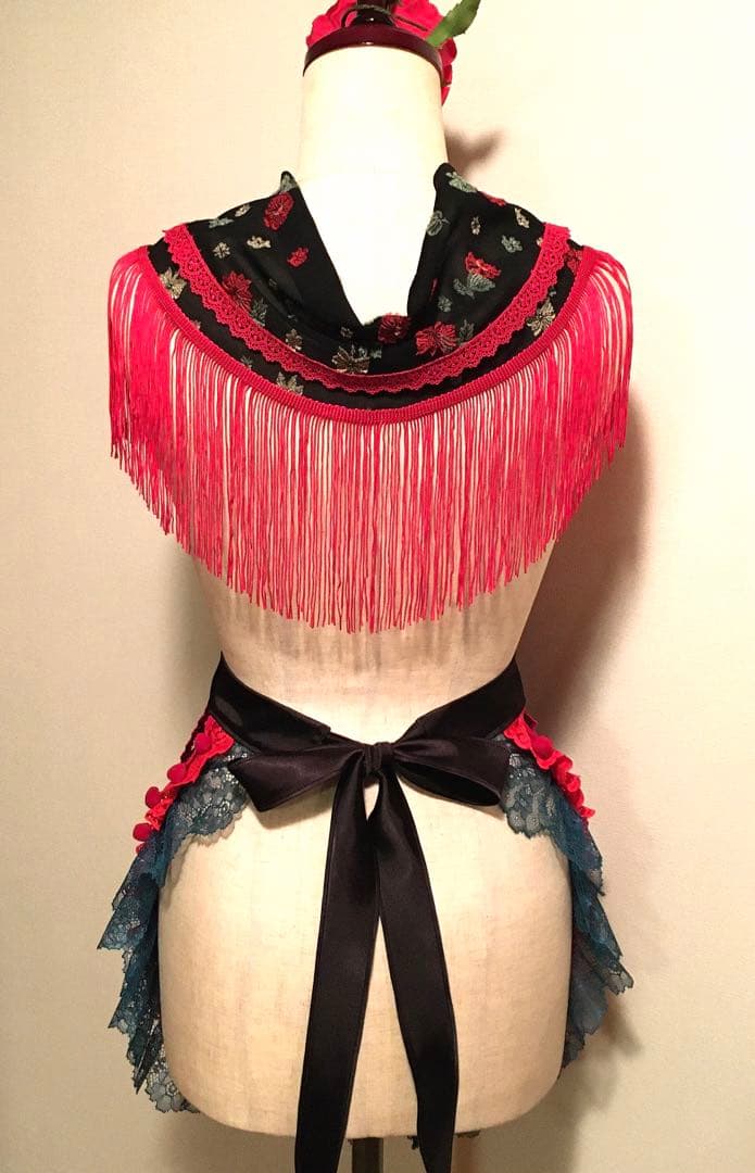 フラメンコ 衣装 エプロン ショートシージョ 赤×黒小花柄 - メルカリ