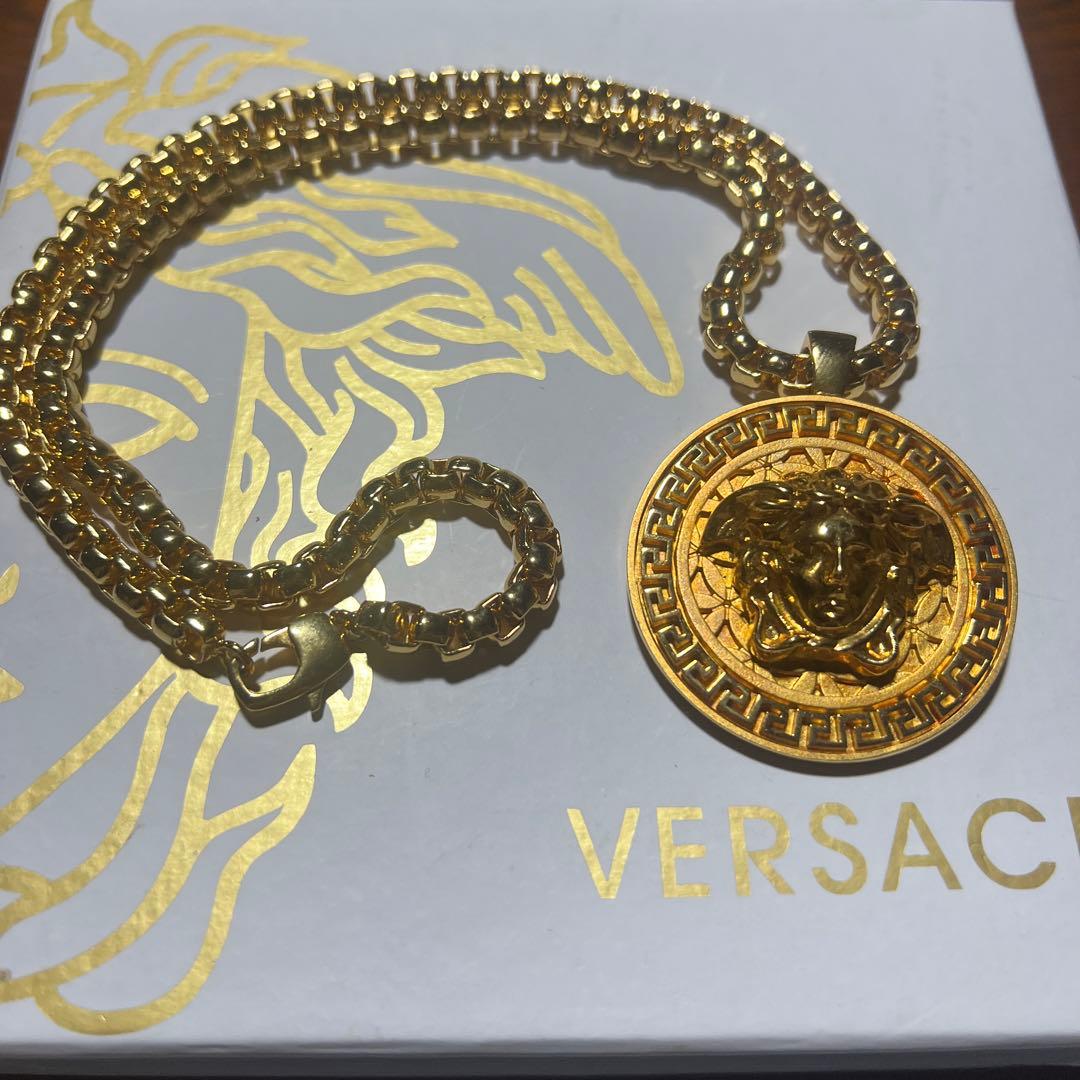 VERSACE メダリオン型ネックレスの通販はau PAY マーケット - 輸入雑貨