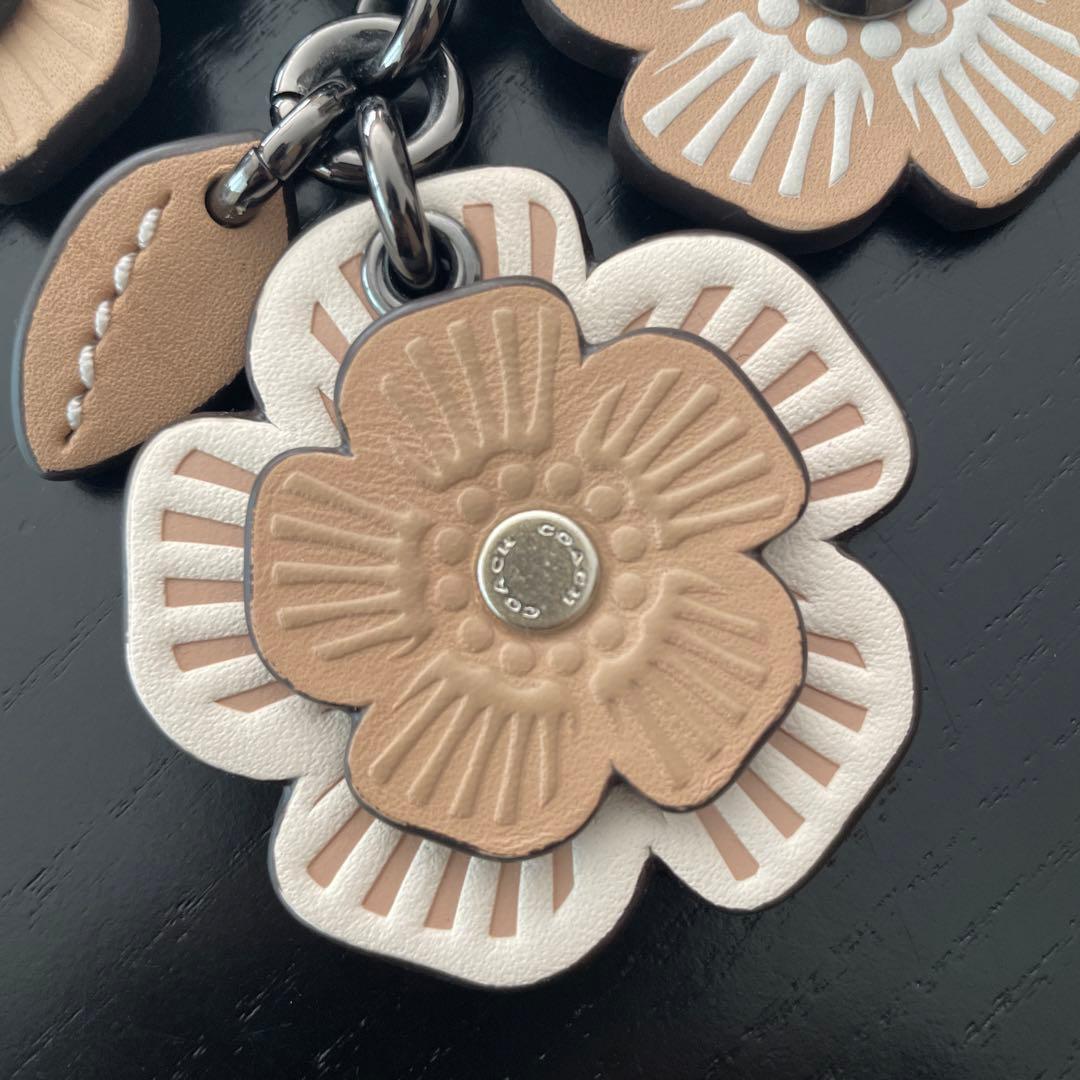 coach コーチ 花モチーフ キーホルダー・キーリング ベージュ×白