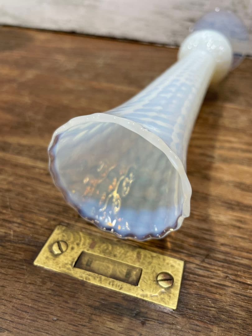 フランスアンティーク オパリンガラス フリルの花瓶 一輪挿し グラス