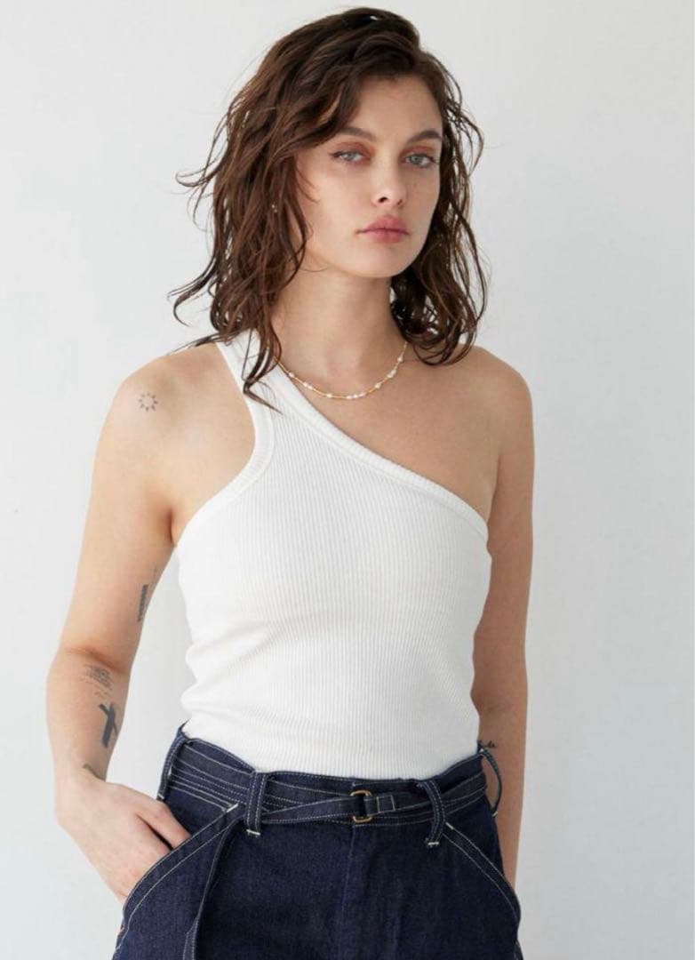 中町綾 着用 ALEXIA STAM ワンショルダーリブタンクトップ カップ付