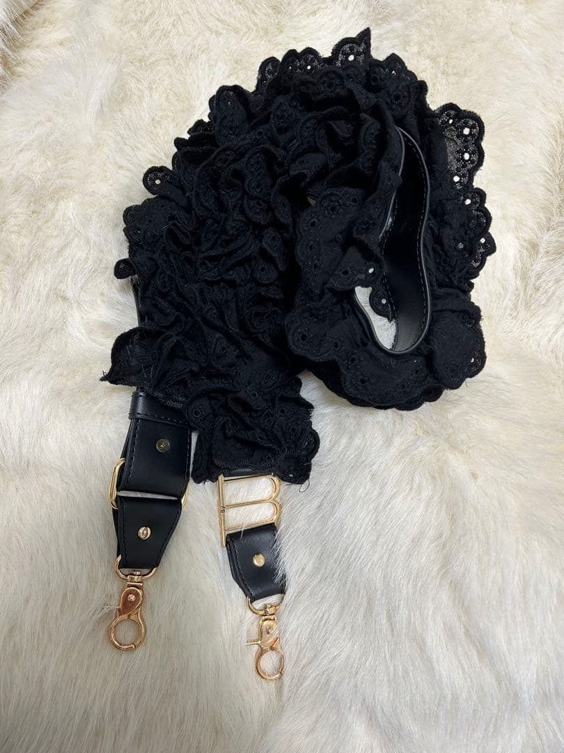 bibiy フリル付き黒ショルダーストラップ - メルカリ