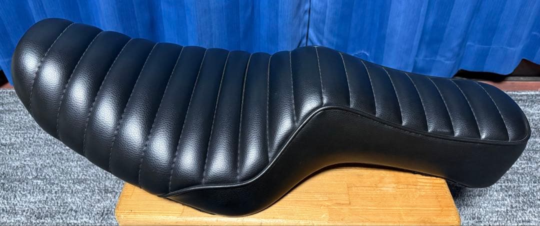 ラクロ ハーレー スポーツスター XL883 タックロールシート Amazon | ソロシート ブラック タックロール ステッチ ハーレー用