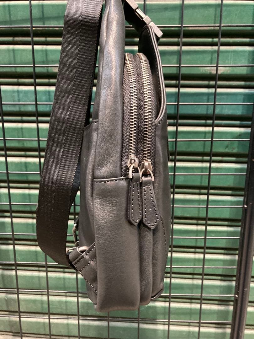 aroco『新品未使用』【本革】《牛革》［イタリアンレザー］ボディバッグ