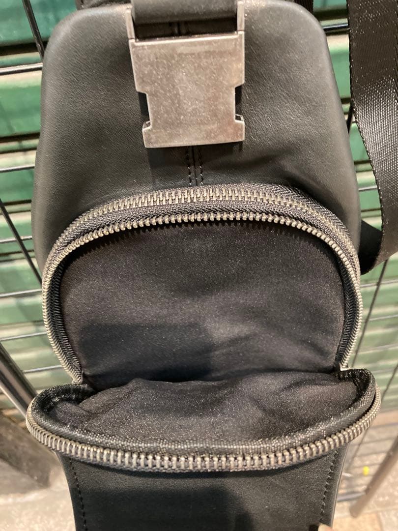 aroco『新品未使用』【本革】《牛革》［イタリアンレザー］ボディバッグ