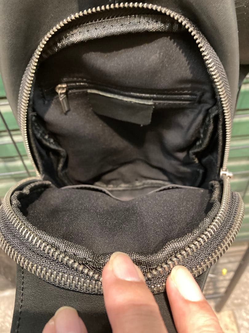 aroco『新品未使用』【本革】《牛革》［イタリアンレザー］ボディバッグ