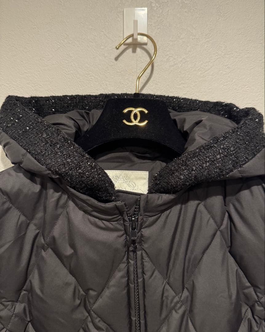 chesty完売品 フリル付きダウンジャケット 黒 - メルカリ