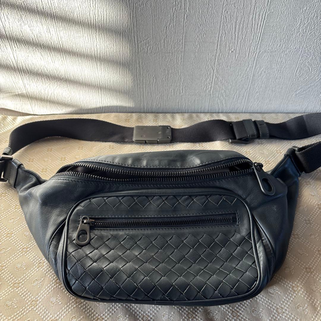 BOTTEGA VENETA カーキレザー ボディバッグ BOTTEGA VENETA（ボッテガ・ヴェネタ） 新品同様 ボッテガ ヴェネタ