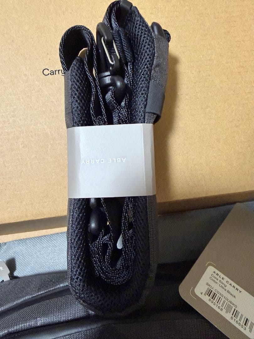 バッグ ABLE CARRY Core Sling Ultra Black 2.5L