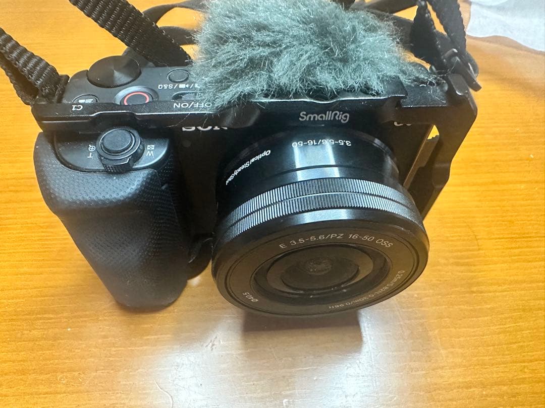 Sony デジタル一眼レフカメラ VLOGCAM ZV-E10 グリップつきの通販はau