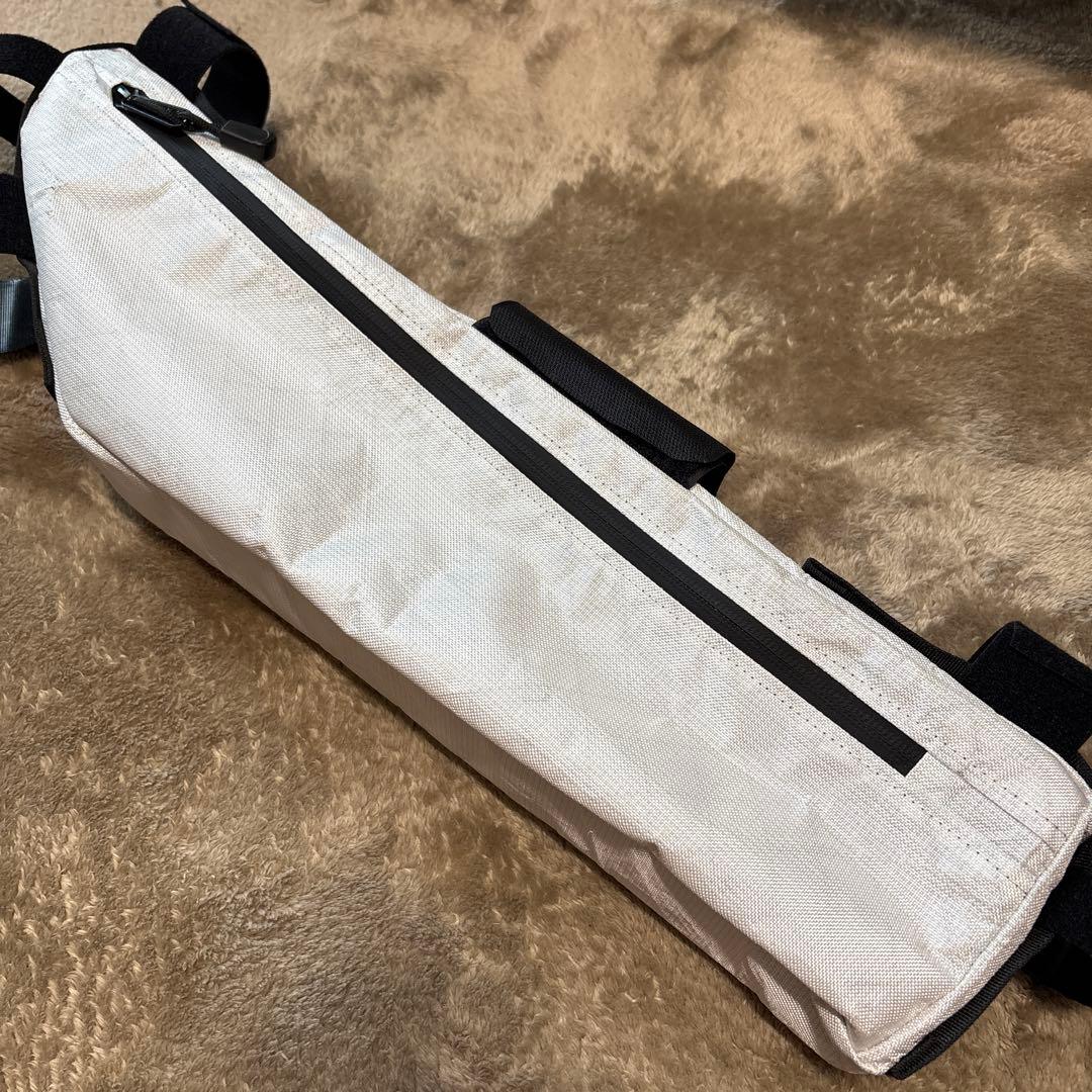 レア！ アウターシェル OUTERSHELL フレームバッグ M ホワイト - メルカリ