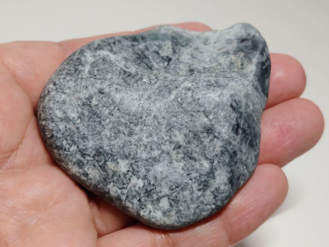 糸魚川159 翡翠 131g ヒスイ 原石 鑑賞石 自然石 誕生石 鉱物 鉱石