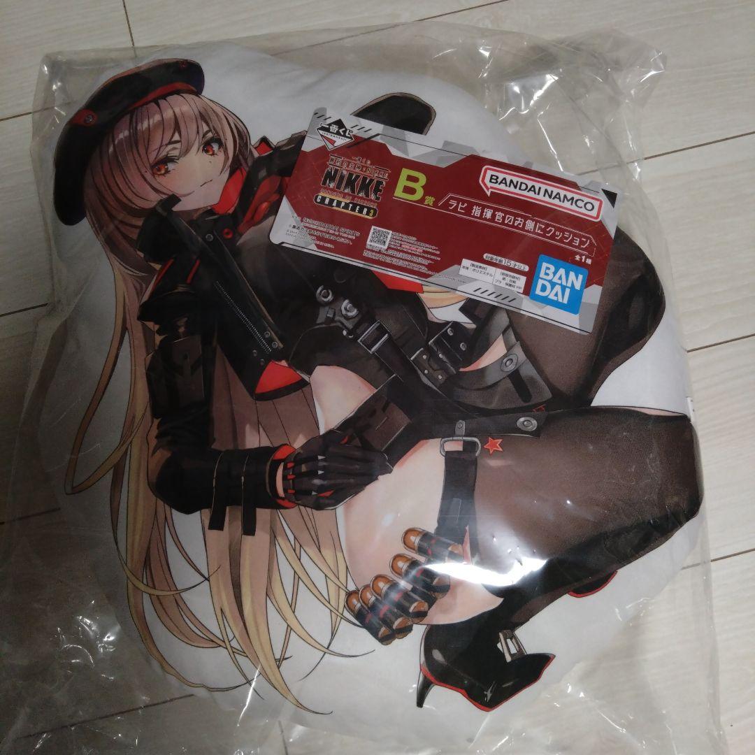 一番くじ 勝利の女神 NIKKE B賞 ラピ 指揮官のお側にクッション - メルカリ
